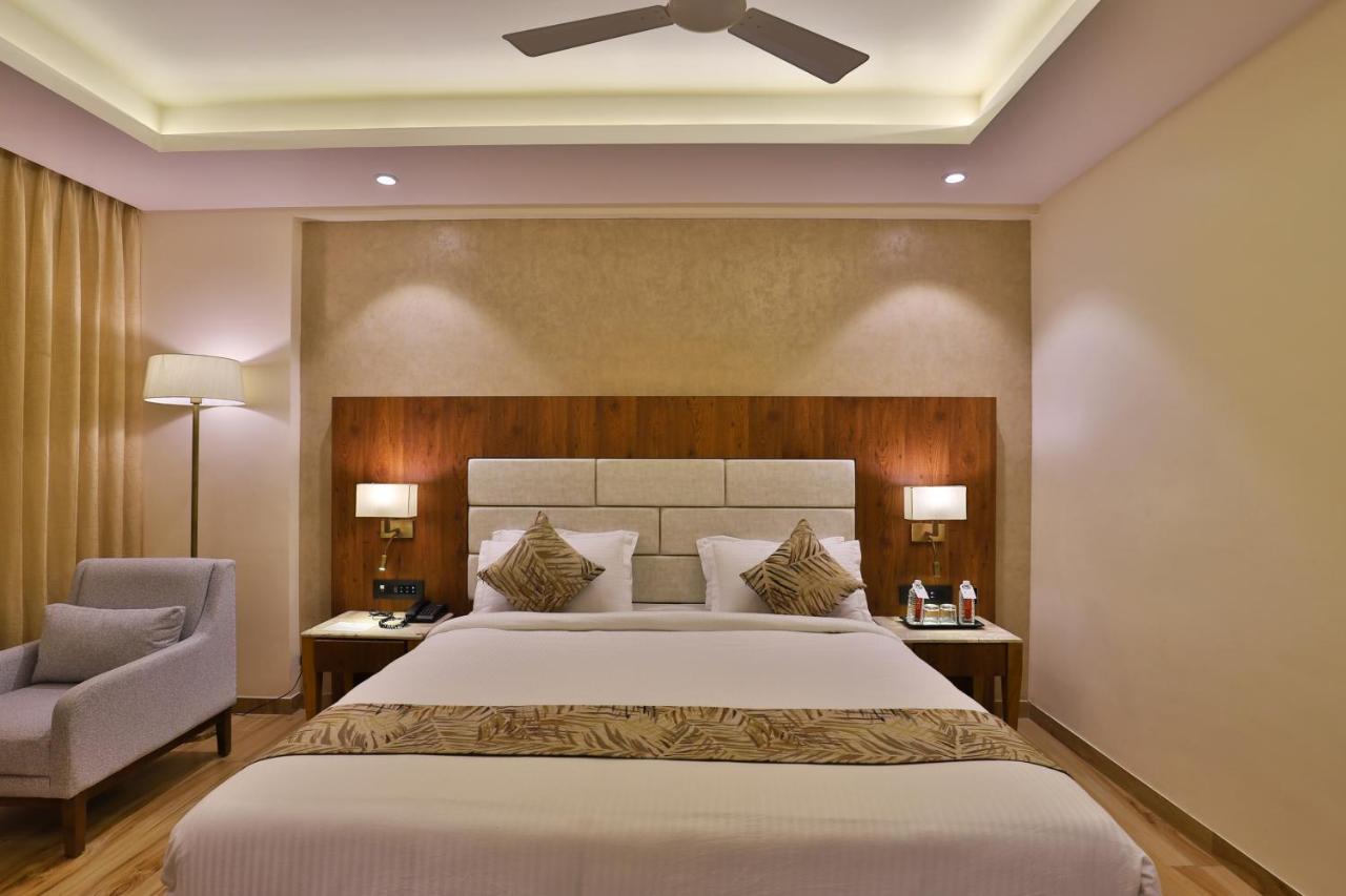 The Square Somnath Hotel Luaran gambar