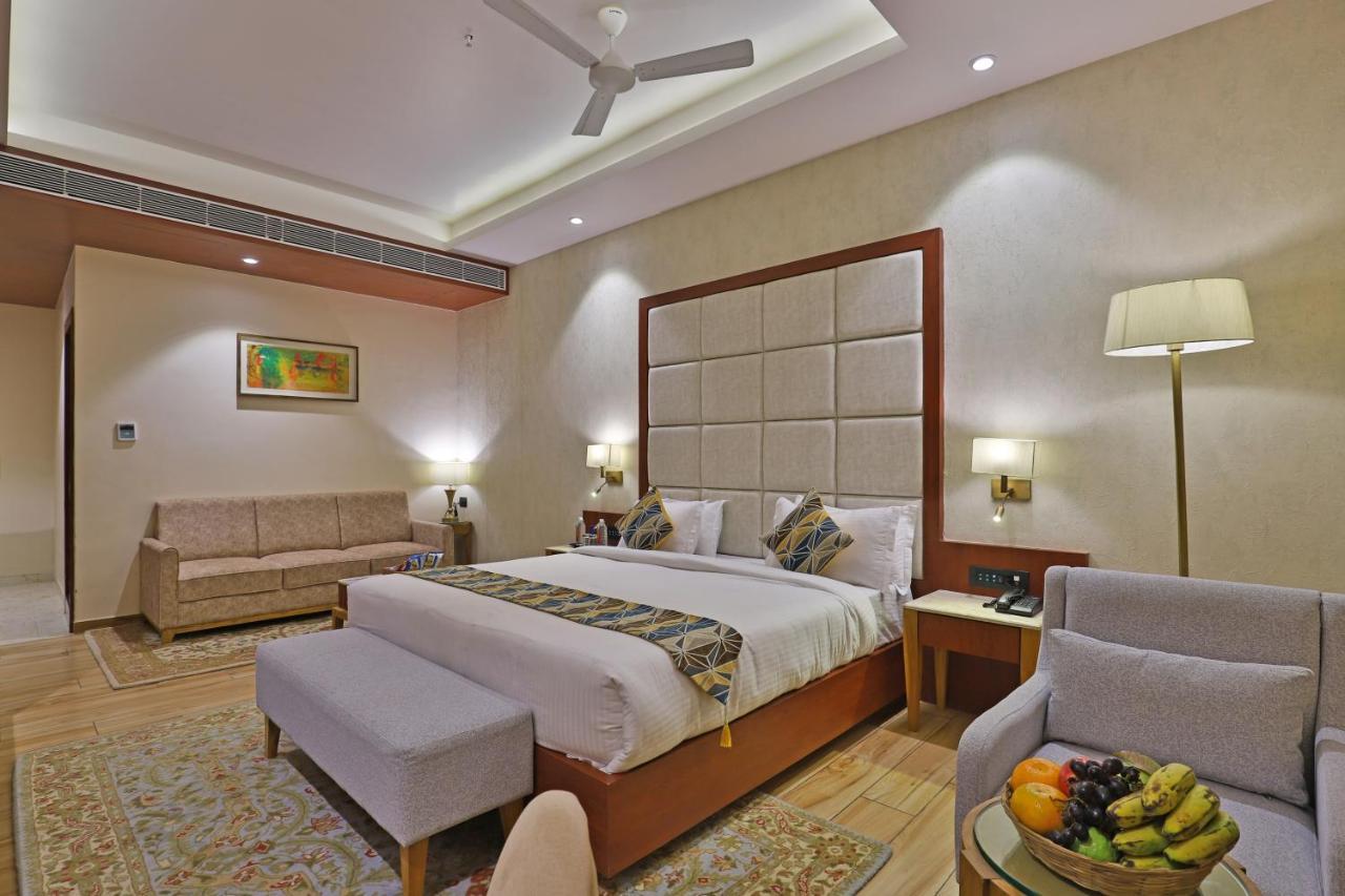 The Square Somnath Hotel Luaran gambar