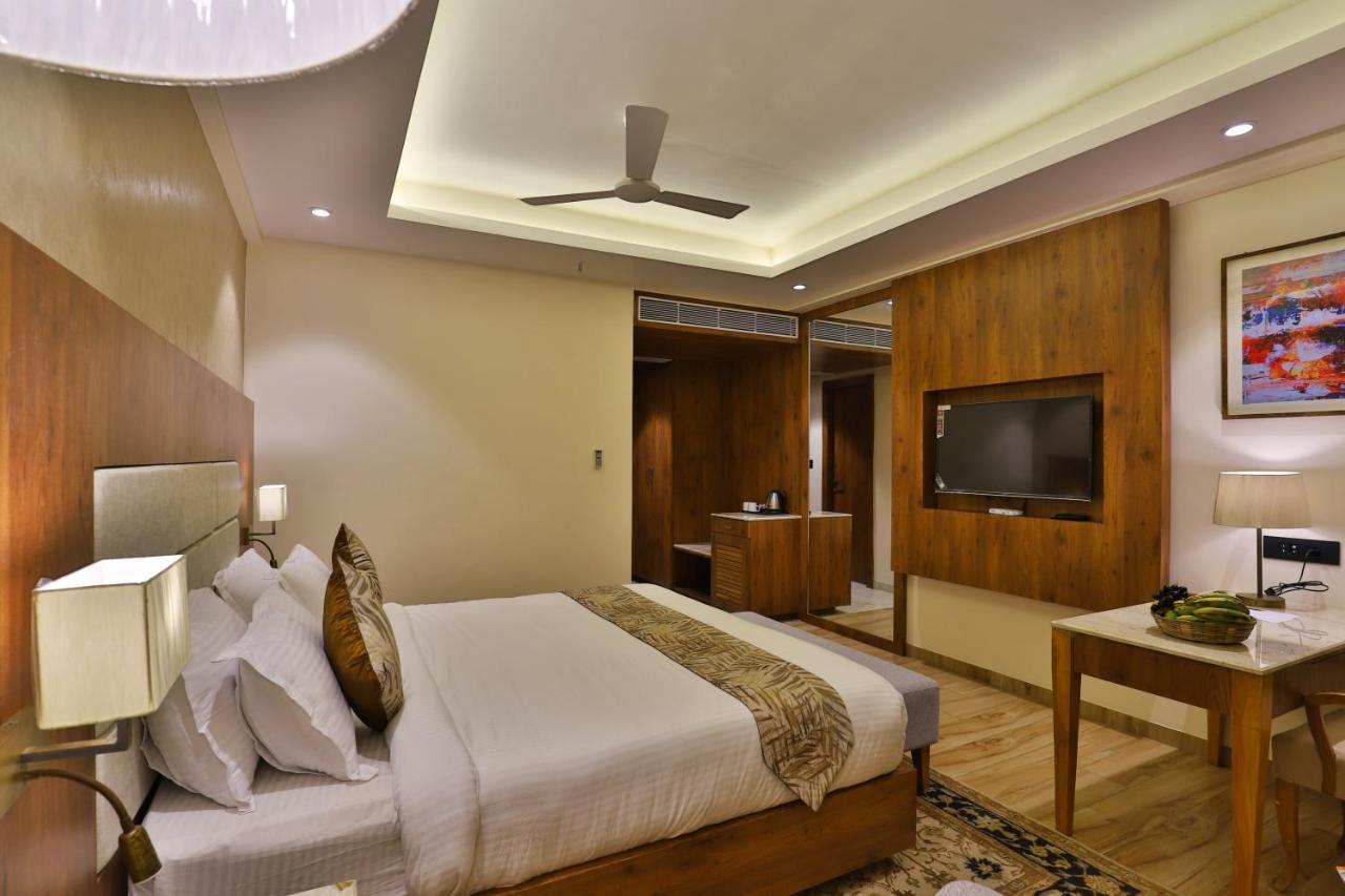 The Square Somnath Hotel Luaran gambar