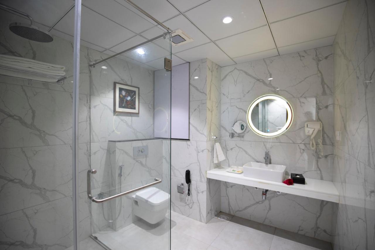 The Square Somnath Hotel Luaran gambar