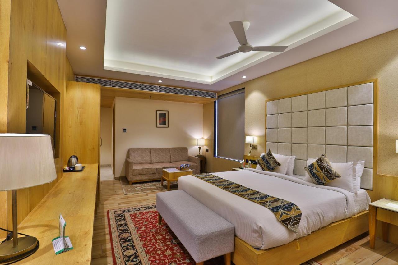 The Square Somnath Hotel Luaran gambar